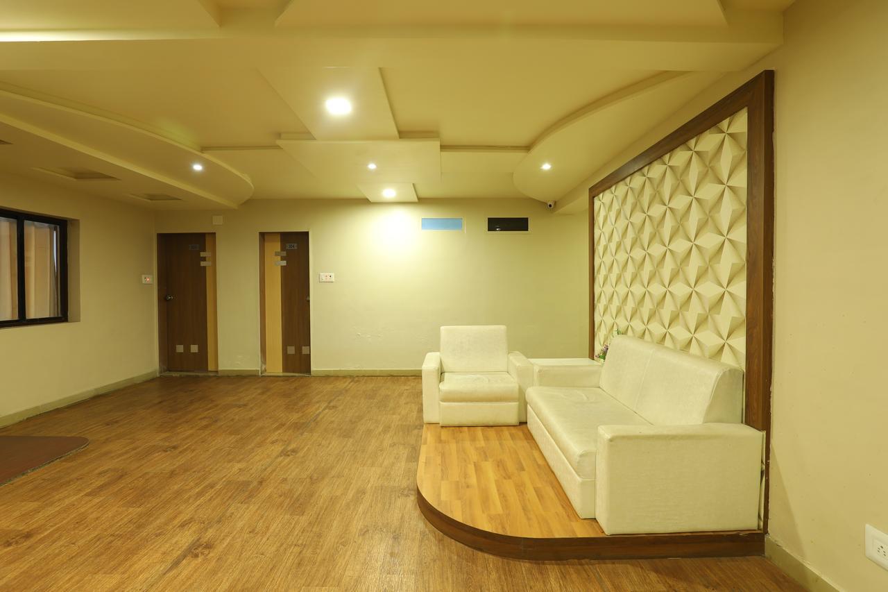 Hotel Loyal Residency Jamnagar Exterior photo