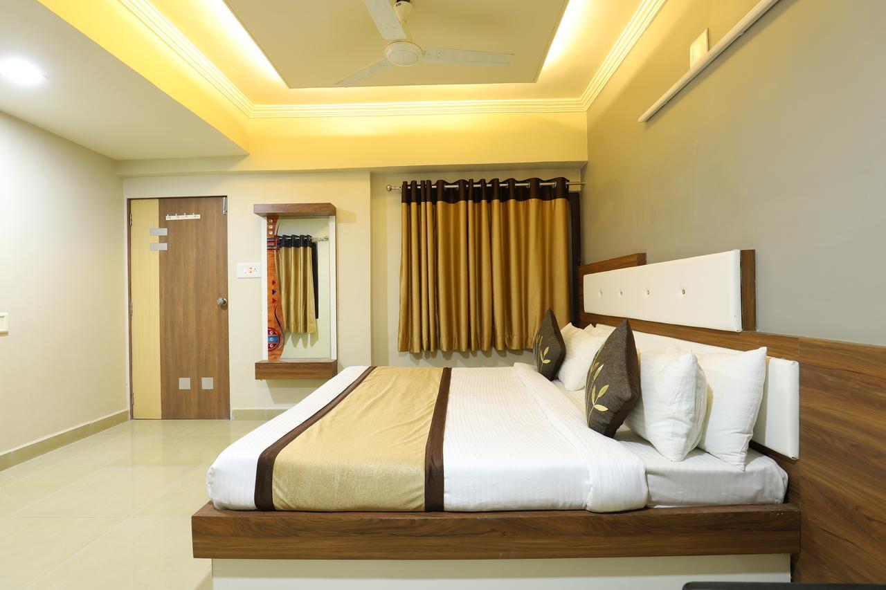 Hotel Loyal Residency Jamnagar Exterior photo