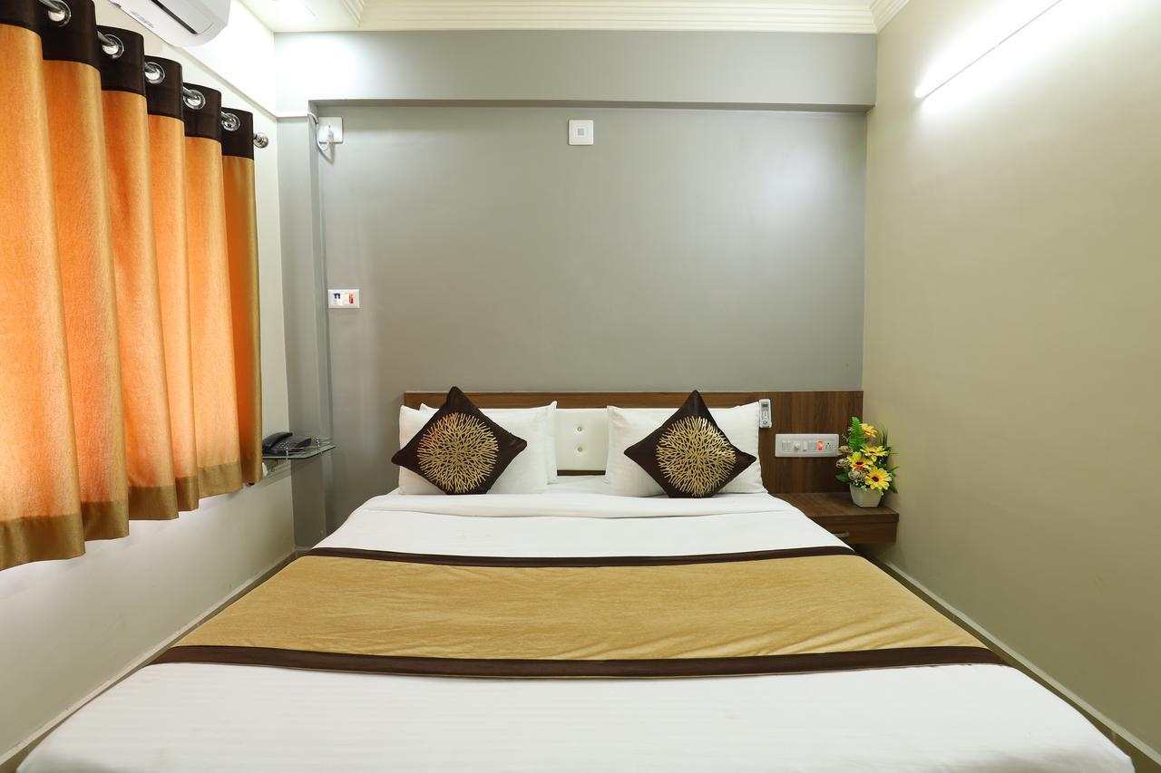 Hotel Loyal Residency Jamnagar Exterior photo