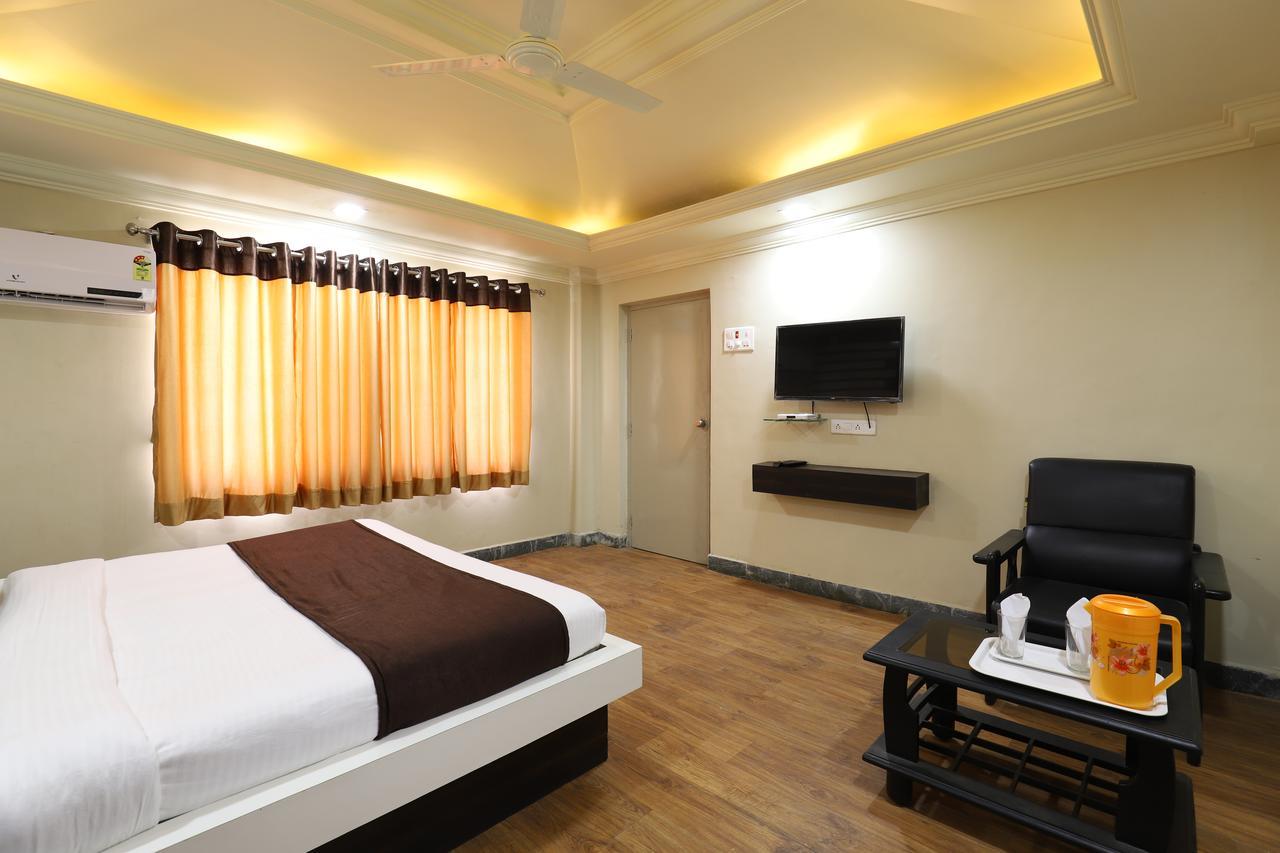 Hotel Loyal Residency Jamnagar Exterior photo