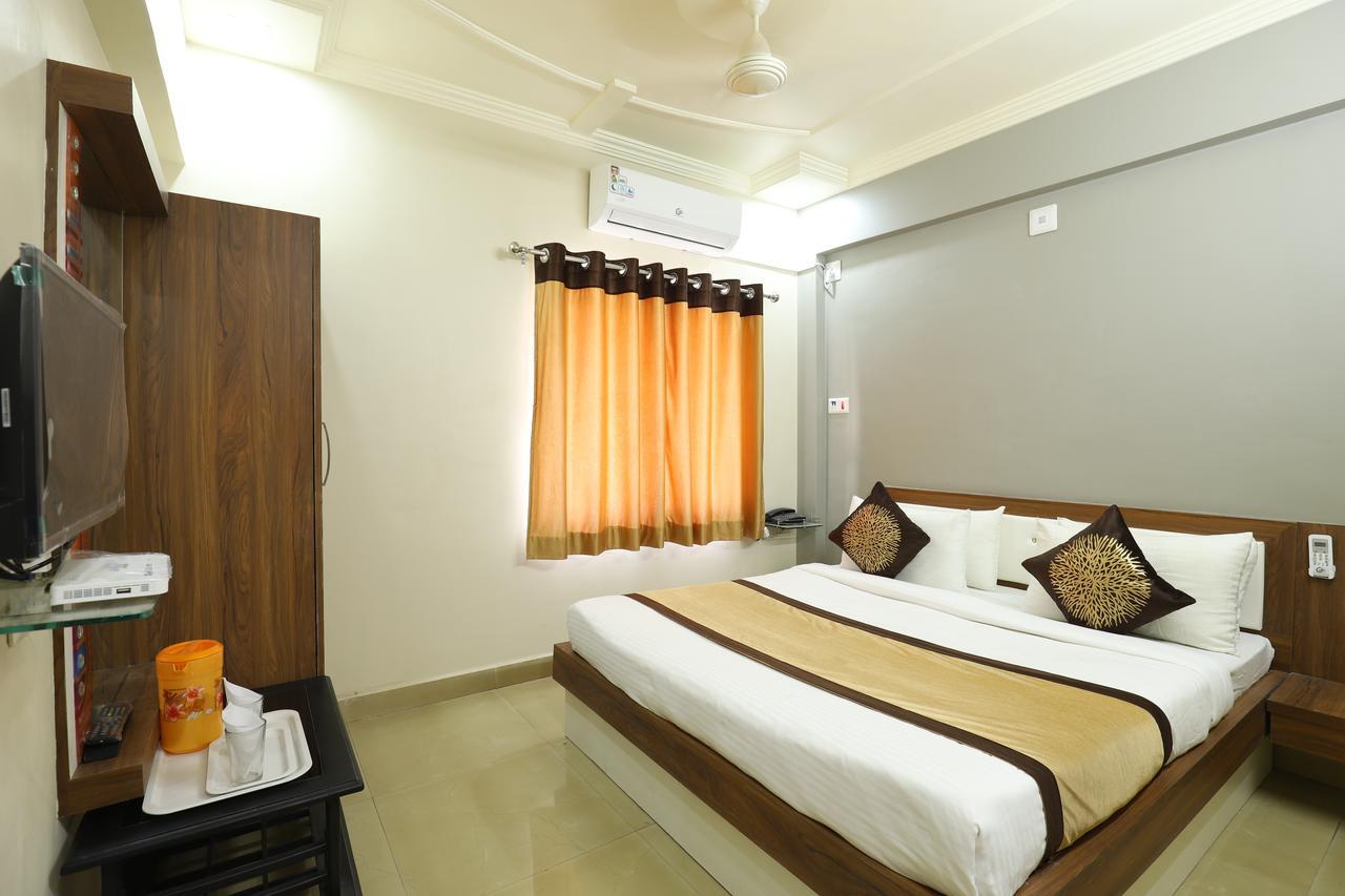 Hotel Loyal Residency Jamnagar Exterior photo