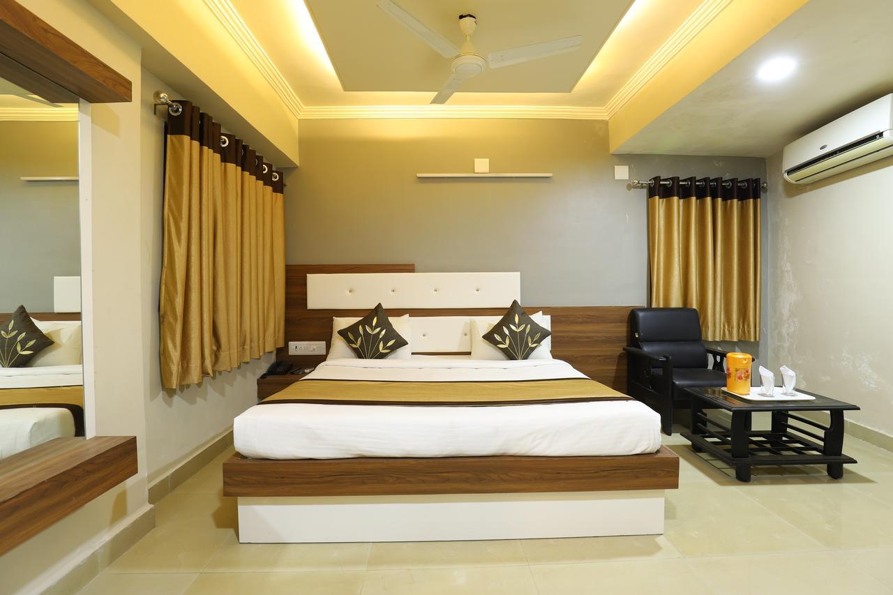 Hotel Loyal Residency Jamnagar Exterior photo